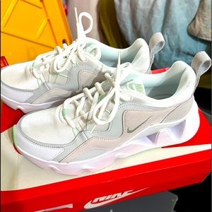 new woman Nike RYZ 365 with shoes box size 6.5